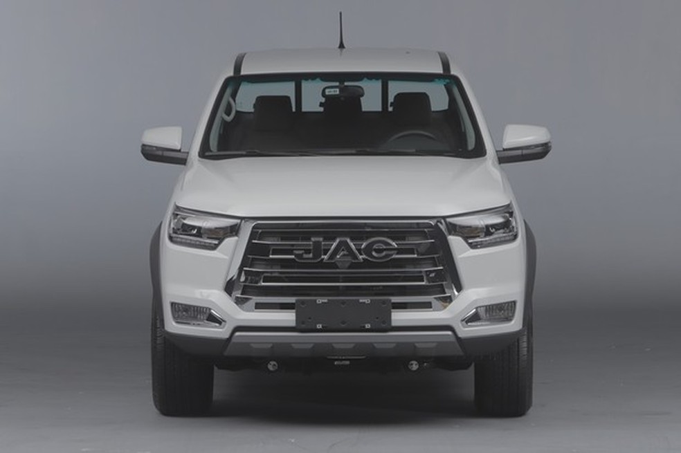 Modelo tem design clássico com destaque para o grande logotipo na grade (Foto: Divulgação) — Foto: Auto Esporte