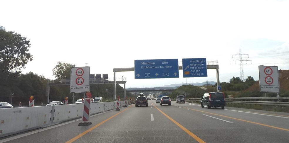 Quando há obras na pista, rodovias na Alemanha recebem sinalização extra — Foto: André Paixão/G1