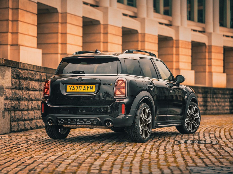 MINI Cooper S E Countryman ALL4 - Shadown Edition traz apenas diferenciais estéticos — Foto: Divulgação