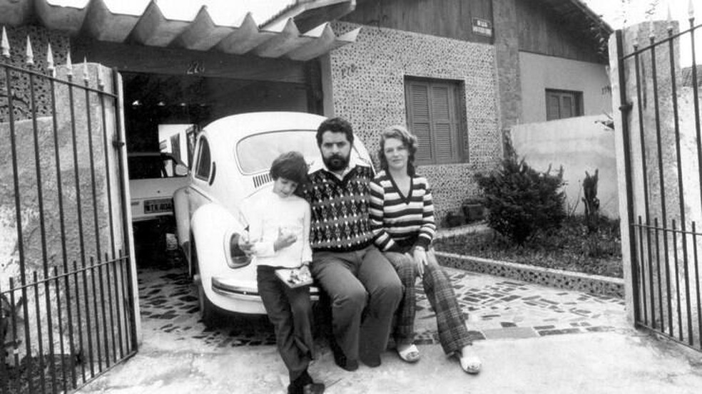 Lula sentado no parachoque de seu Fusca ao lado de sua família — Foto: Twitter PT