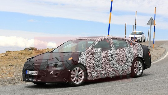 Chevrolet Malibu reestilizado é flagrado em testes