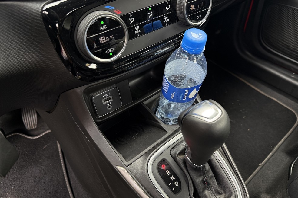 Nem uma garrafa de 500 ml cabe no porta-copos do console central sem ficar inclinada — Foto: Cauê Lira/Auto News Brasil
