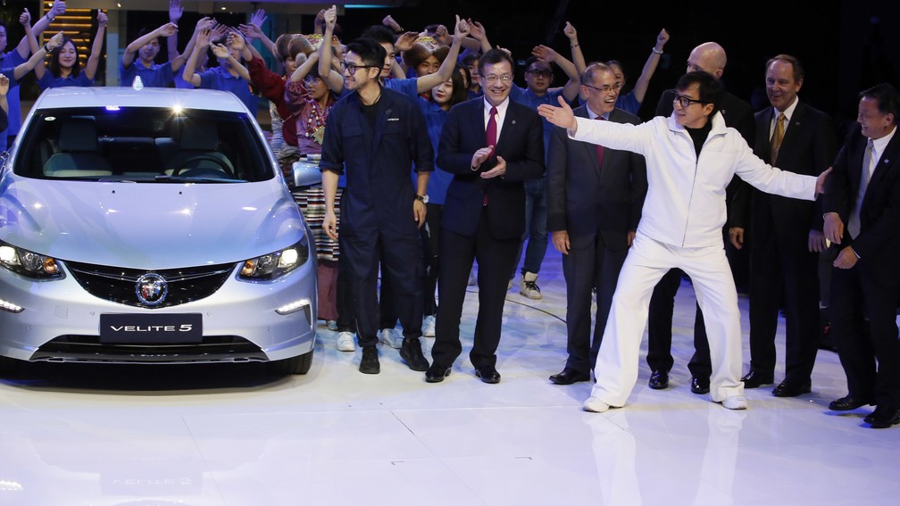 Jackie Chan apresenta o Buick Velite 5 no Salão de Xangai — Foto: AP Photo/Ng Han Guan
