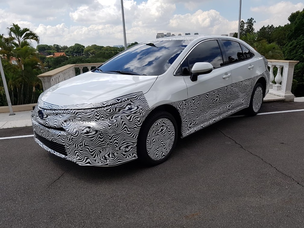 Toyota Corolla híbrido foi apresentado no Brasil ainda camuflado — Foto: Guilherme Fontana/G1
