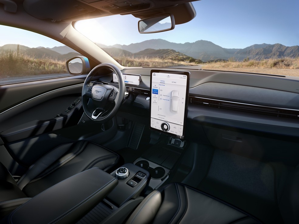 Ford Mustang Mach E tem a central multimídia inspirada no rival Tesla, com a tela de 15,5 polegadas na vertical — Foto: Divulgação