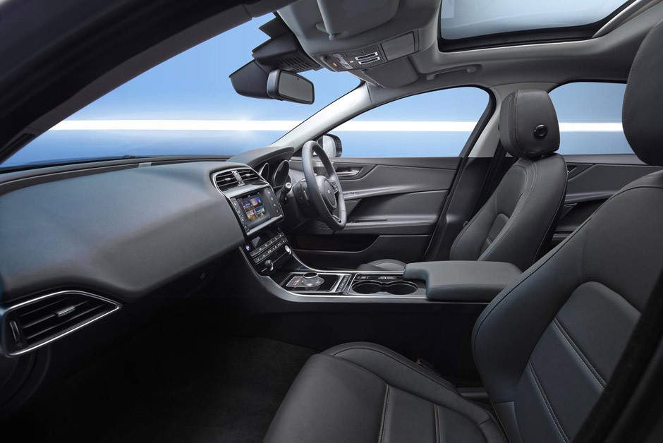 Jaguar XE 2015  