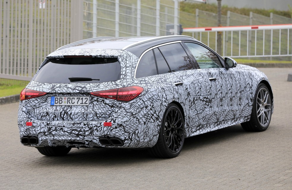 A C63 tem saídas quádruplas de escape e altura de rodagem reduzida — Foto: Automedia