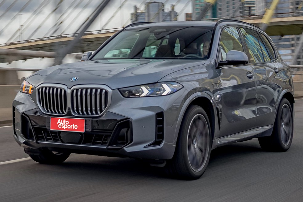 BMW X5 xDrive45e combina motor 3.0 turbo de seis cilindros com propulsor elétrico e entrega 394 cv de potência combinada — Foto: Renato Durães/Autoesporte