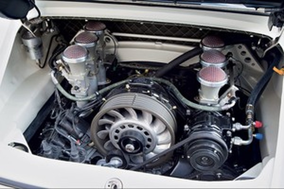 Motor 3.8 feito pela Cosworth com base no original do 964 (Foto: Issac Hernandez) — Foto: Auto Esporte