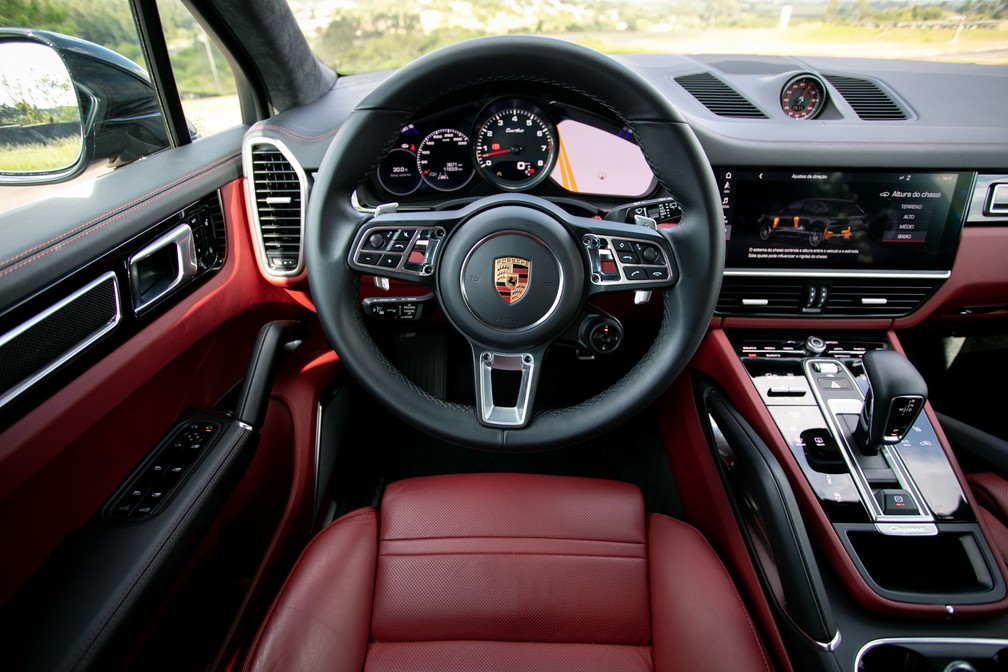 Interior do Porsche Cayenne Turbo tem couro vermelho e acabamento de ótima qualidade — Foto: Marcelo Brandt/G1