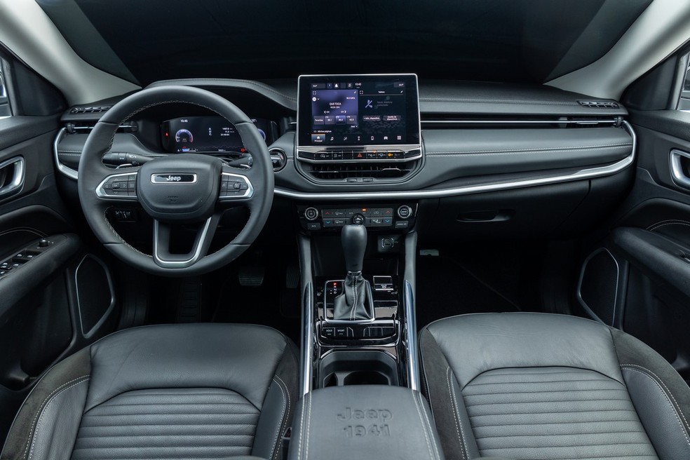 Acabamento da cabine é sóbrio; multimídia é fácil de mexer e tem tela generosa — Foto: Renato Durães / Auto News Brasil