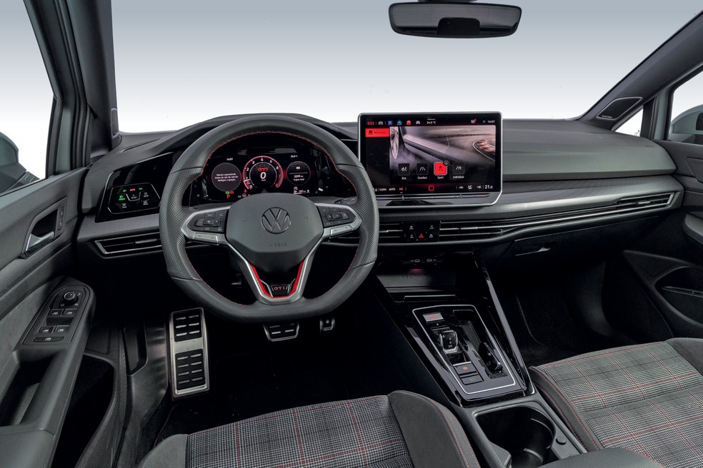 Volkswagen Golf GTI tem pacote tecnológico superior ao dos outros carros da marca vendidos no Brasil — Foto: Renato Durães/Auto News Brasil