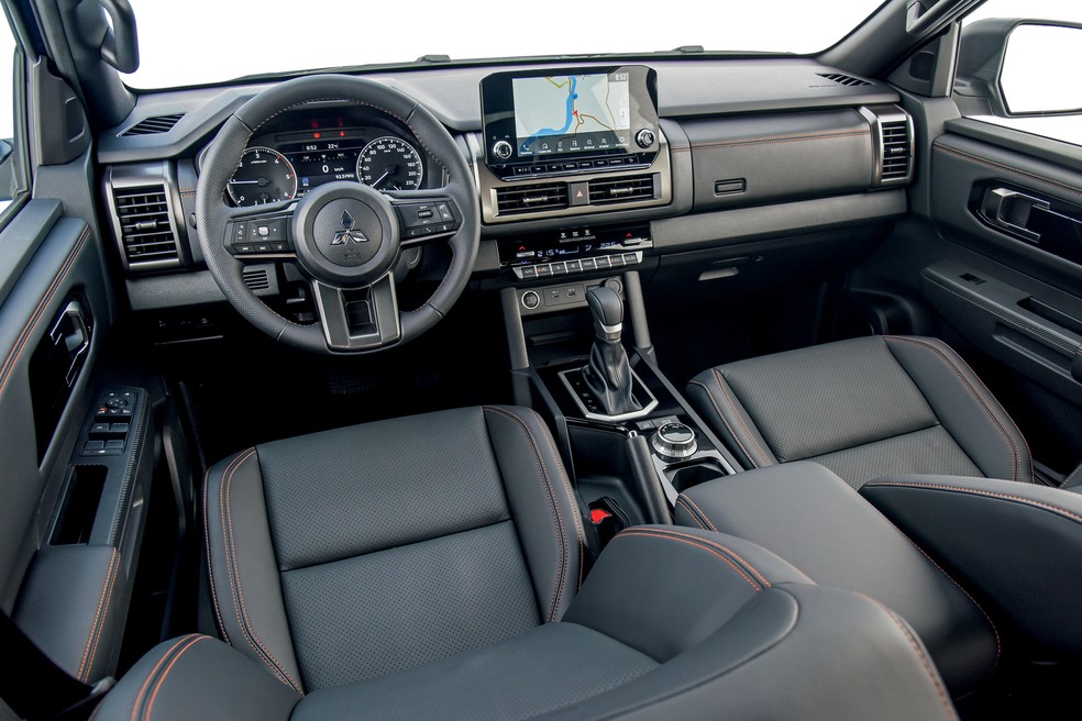O interior da nova Triton foi todo redesenhado e agora a direção é elétrica e não mais hidráulica, como na geração anterior — Foto: Murilo Góes/Auto News Brasil