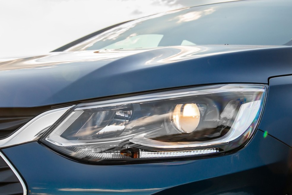 O farol do Chevrolet Onix Plus (Foto: Divulgação) — Foto: Auto Esporte
