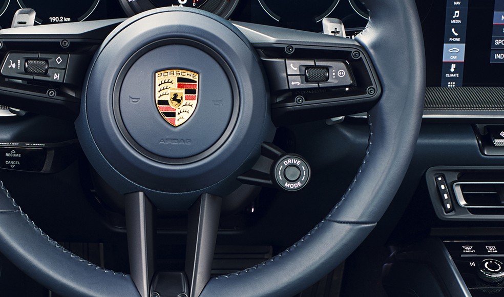 Seletor dos modos de condução do Porsche 911 fica no volante — Foto: Divulgação