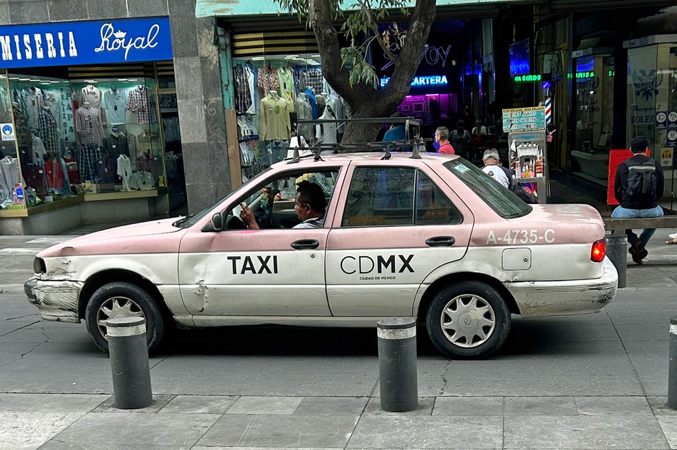 Táxi em péssimo estado de conservação na Cidade do México — Foto: André Paixão/Autoesporte