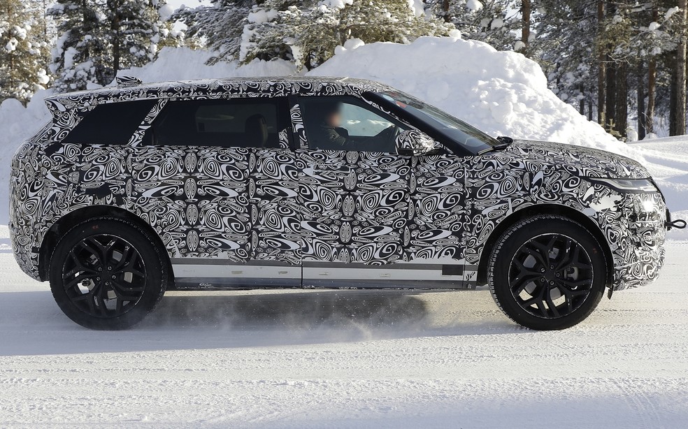 Land Rover Evoque: a maior diferença da nova versão é o alongamento do entre-eixos e das portas traseiras — Foto: Automedia
