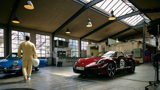 Porsche 911 Targa de 2020 ganha versão com desenho retrô inspirado nos anos 1950 e 1960