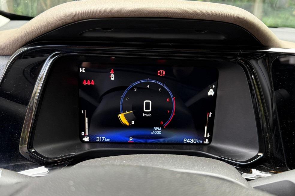  Painel de instrumentos tem formato quadrado e boa resolução — Foto: Cauê Lira/Auto News Brasil
