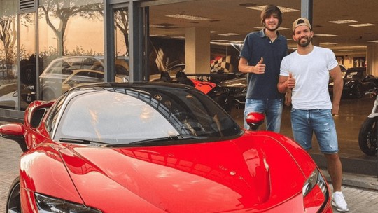 Novo atacante do Barcelona, Sergio Agüero compra Ferrari de 1.000 cv