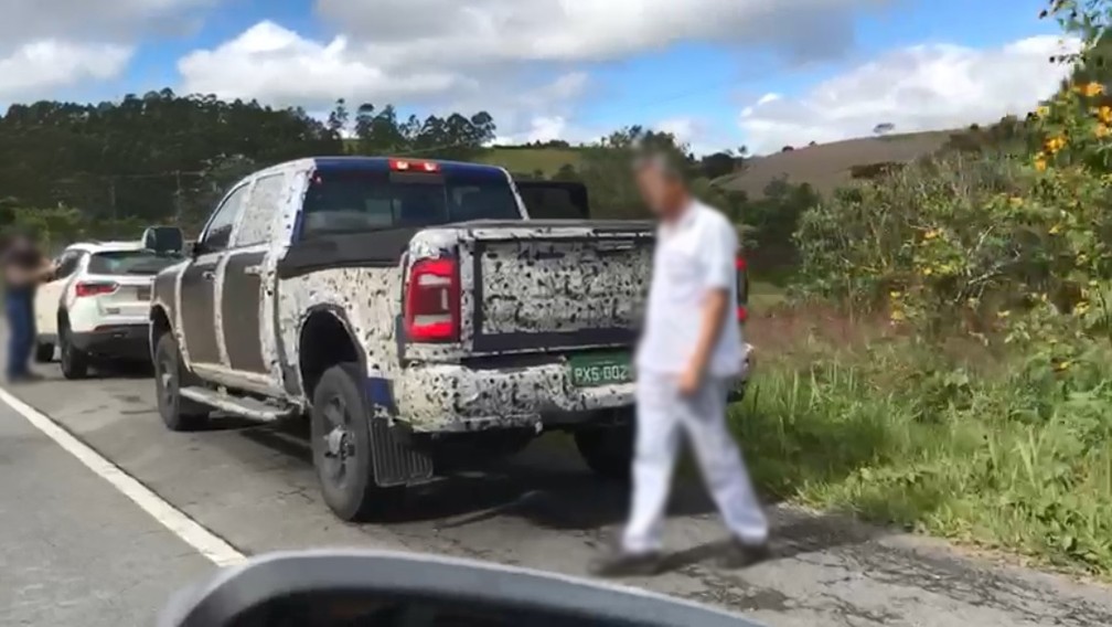 RAM 2500 flagrada em testes em Cunha, SP. — Foto: Rogério Corrêa/G1 Vale do Paraíba