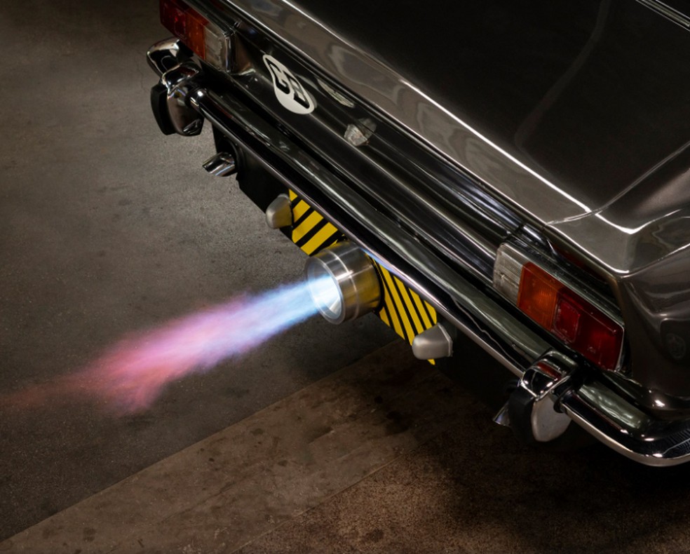 Aston Martin V8 do James Bond cospe fogo do escapamento — Foto: Reprodução/RM Sotherby's