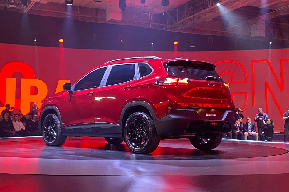 Chevrolet Tracker 2026 tem atualizaes nos grafismos das lanternas  Foto: Andr Schaun/Autoesporte
