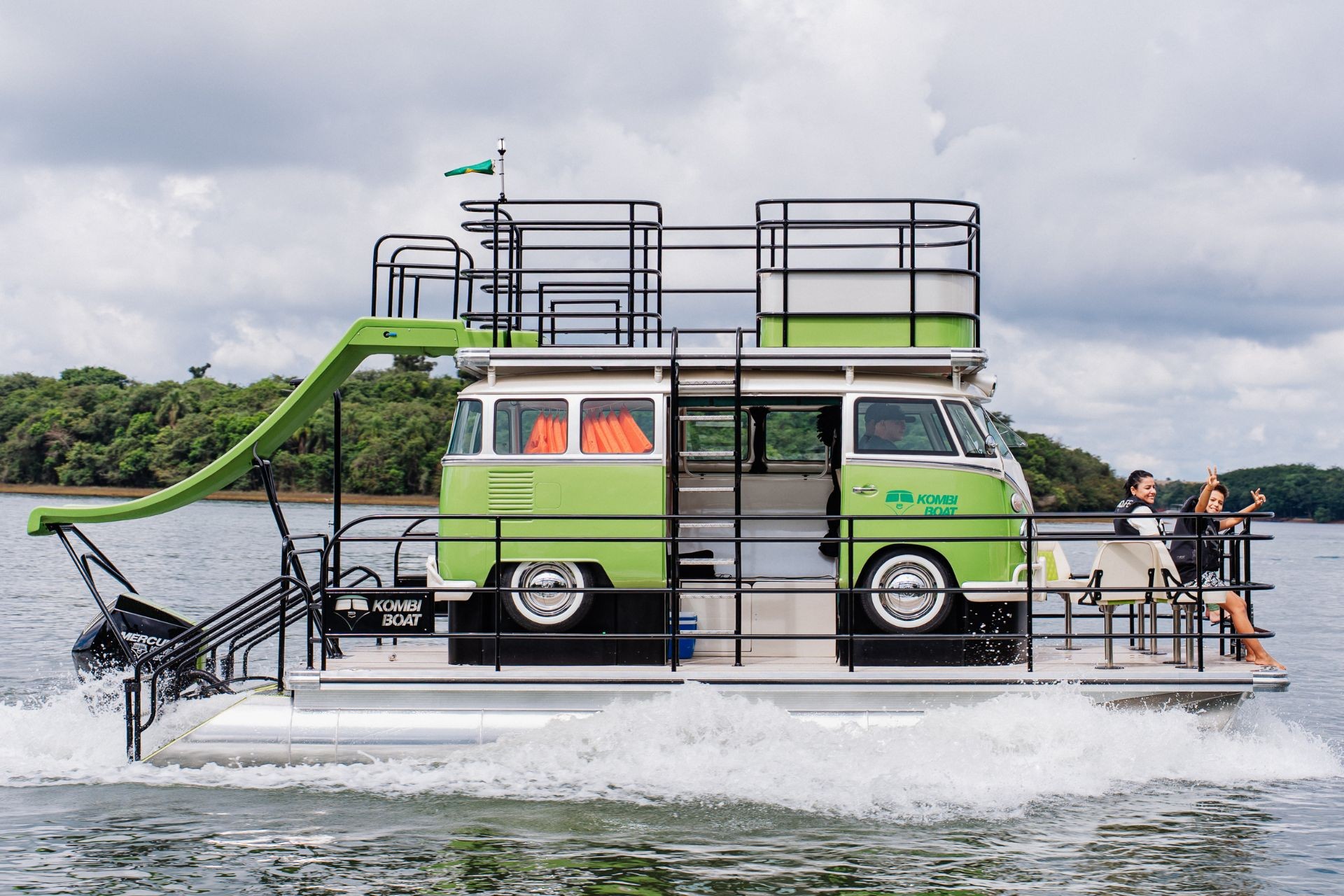 Kombi corujinha vira barco de R$ 800 mil que tem até tobogã