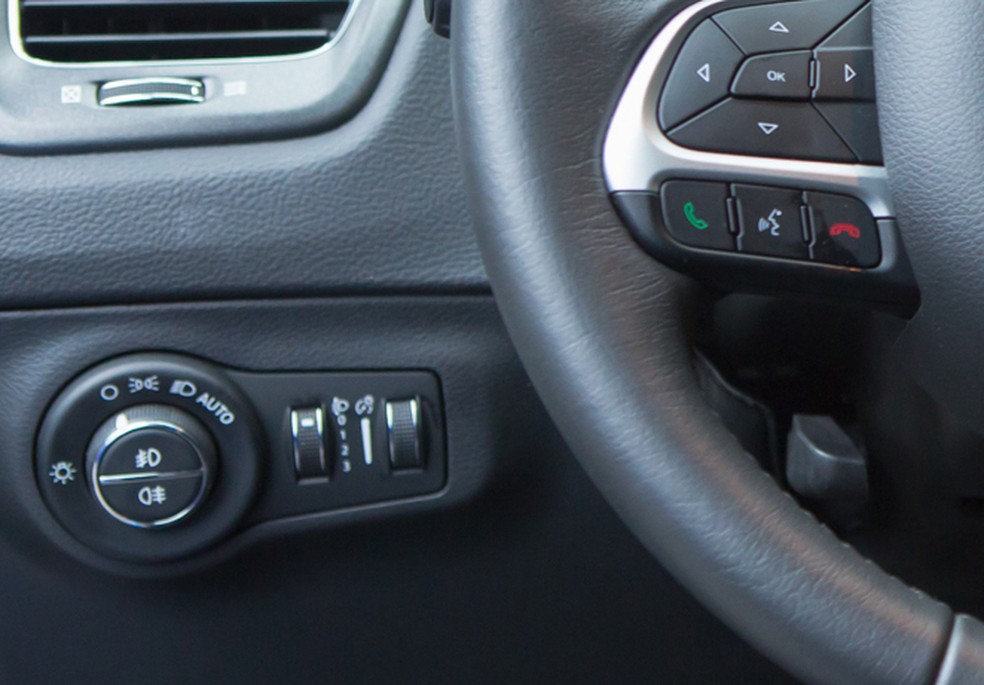 Apesar de seletor exibir função Auto, não há sensor de luz no Compass Sport — Foto: Celso Tavares