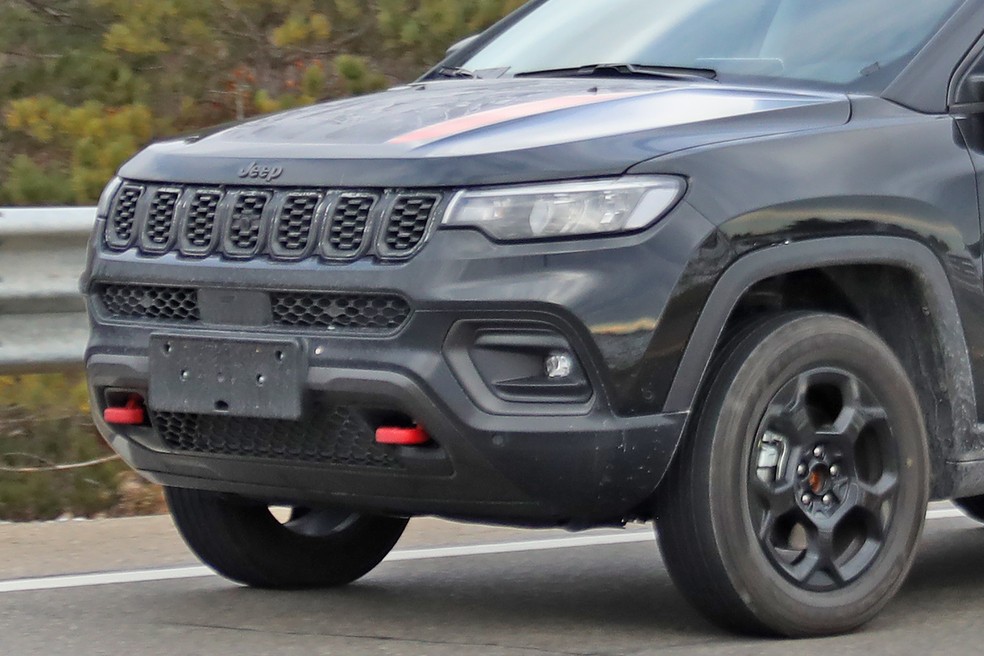 A versão Trailhawk continuará com itens exclusivos, como os dois ganchos de reboque frontais — Foto: Automedia