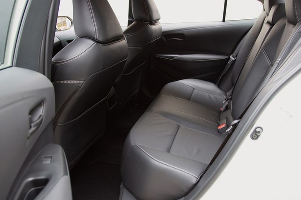 Espaço no banco traseiro do Corolla é amplo (Foto: Fabio Aro/Auto News Brasil) — Foto: Auto Esporte