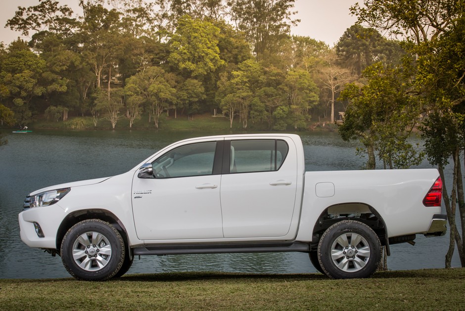 Toyota Hilux e SW4 ganham motor flex no Brasil