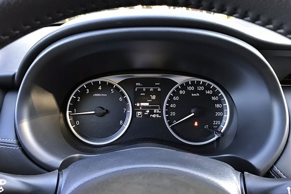 Painel de instrumentos tem pequeno visor (Foto: Diogo de Oliveira/Auto News Brasil) — Foto: Auto Esporte