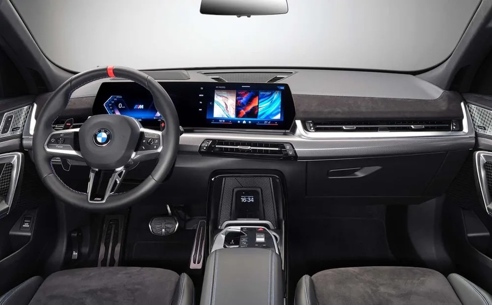 O interior minimalista do novo BMW X2 é praticamente igual ao do "irmão" X1 — Foto: Divulgação
