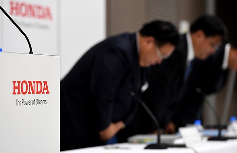 Diretoria da Honda, incluindo o vice presidente Seiji Kuraishi, durante apresentação de resultados da empresa para 2016 (Foto: Toshifumi Kitamura/AFP) — Foto: Auto Esporte