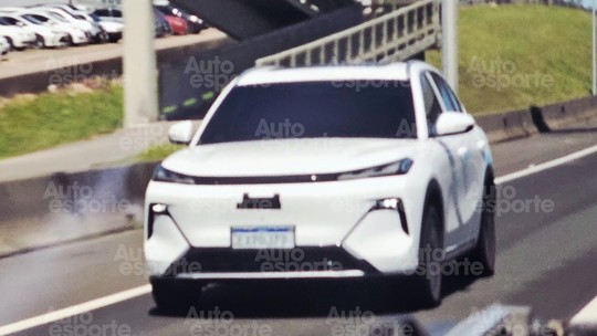 Flagra: Geely testa SUV híbrido contra Haval H6 e Song Plus no Brasil