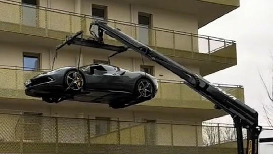 Milionário iça Ferrari de R$ 2 milhões em sacada, mas é obrigado a retirar