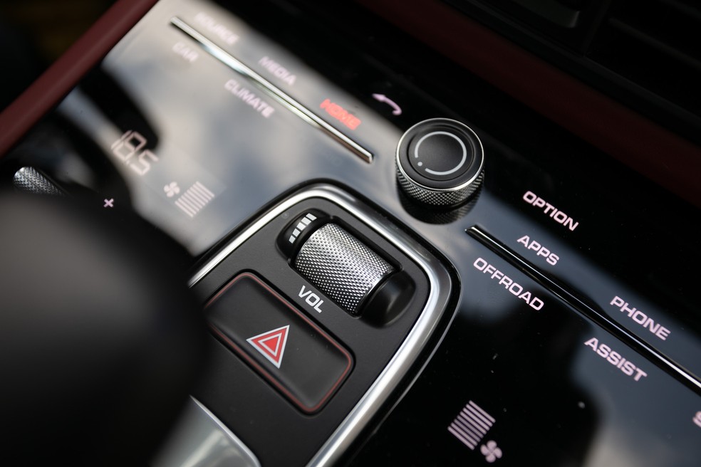 Console central do Porsche Cayenne tem diversas teclas — Foto: Marcelo Brandt/G1
