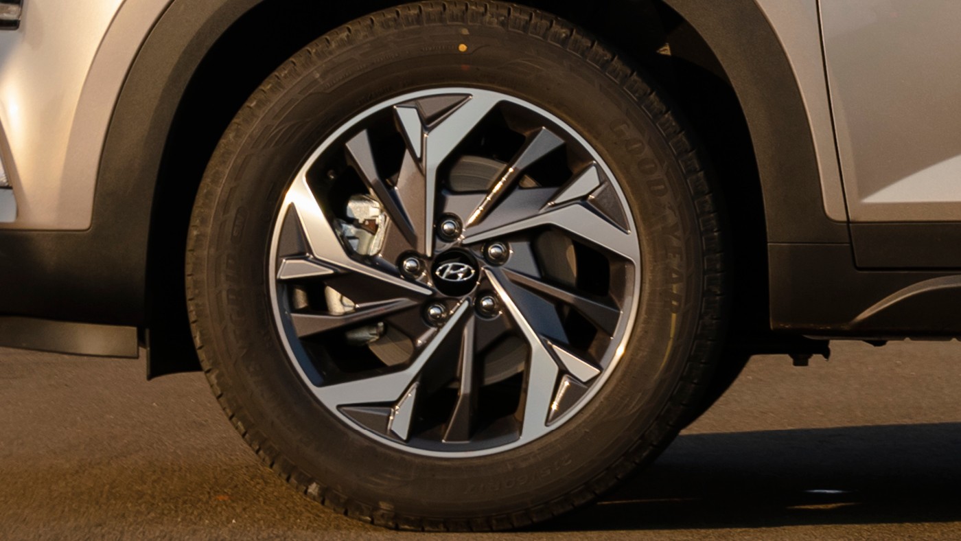 Hyundai Creta 2022 - As rodas na versão Platinum são de 17 polegadas diamantadas e com desenho diferente — Foto: Bruno Guerreiro