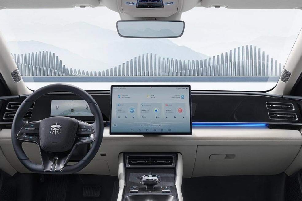 BYD Qin L tem multimídia giratória de 15,6 polegadas — Foto: BYD/Divulgação