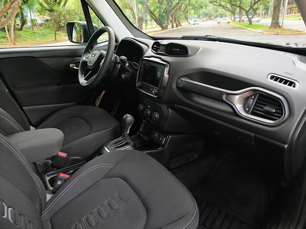 Espaço para motorista e ocupantes não é dos melhores — Foto: Marcus Celestino/Auto News Brasil
