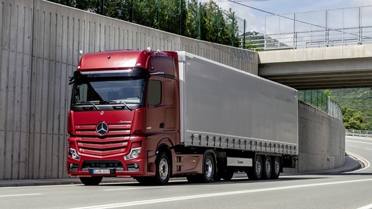 Mercedes-Benz lança caminhão sem retrovisores e que 'dirige sozinho'