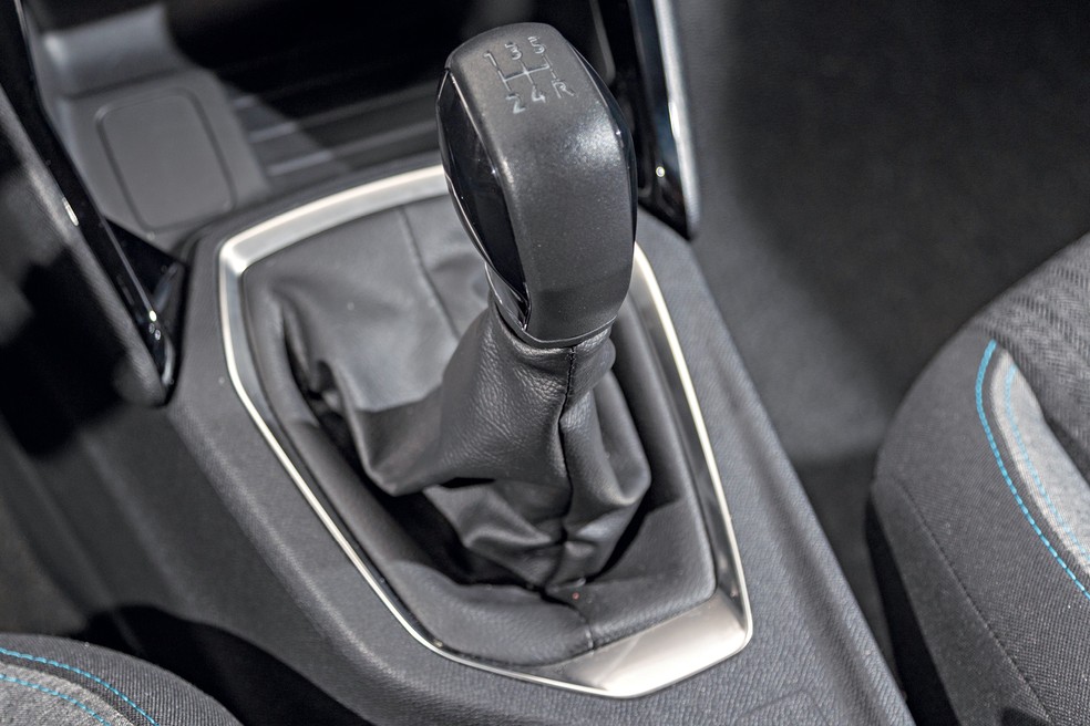 Câmbio manual de 5 marchas tem engates longos, mas precisos — Foto: Renato Durães/Auto News Brasil