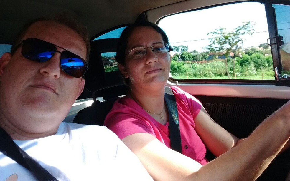 Só Gisele e Emerson podem dirigir o Fusca; curiosos podem ir só de carona — Foto: Gisele Gomes/VC no G1