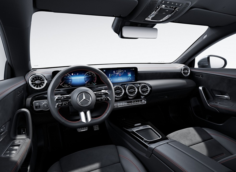 Mercedes-Benz CLA 2024 é equipado com duas telas de 10,3 polegadas — Foto: Divulgação