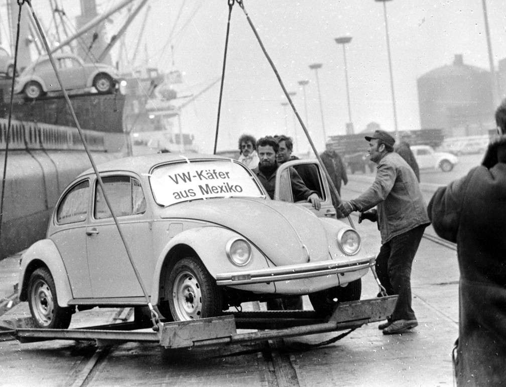 Primeira leva de Fuscas produzida no México chega à Alemanha em dezembro de 1977 — Foto: Heinz Ducklau/AP