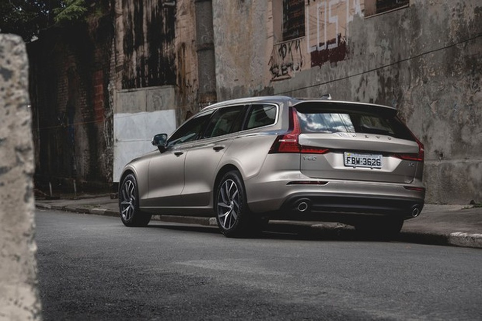 A traseira tem as lanternas alongadas para cima e laterais como os SUVs da Volvo (Foto: Fabio Aro/Auto News Brasil) — Foto: Auto Esporte