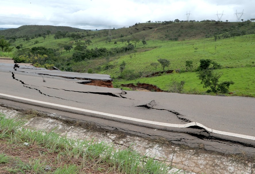 Buraco na rodovia