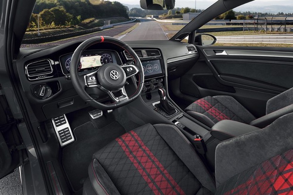 Interior do Golf GTI TCR tem detalhes vermelhos e volante esportivo exclusivo (Foto: Divulgação) — Foto: Auto Esporte