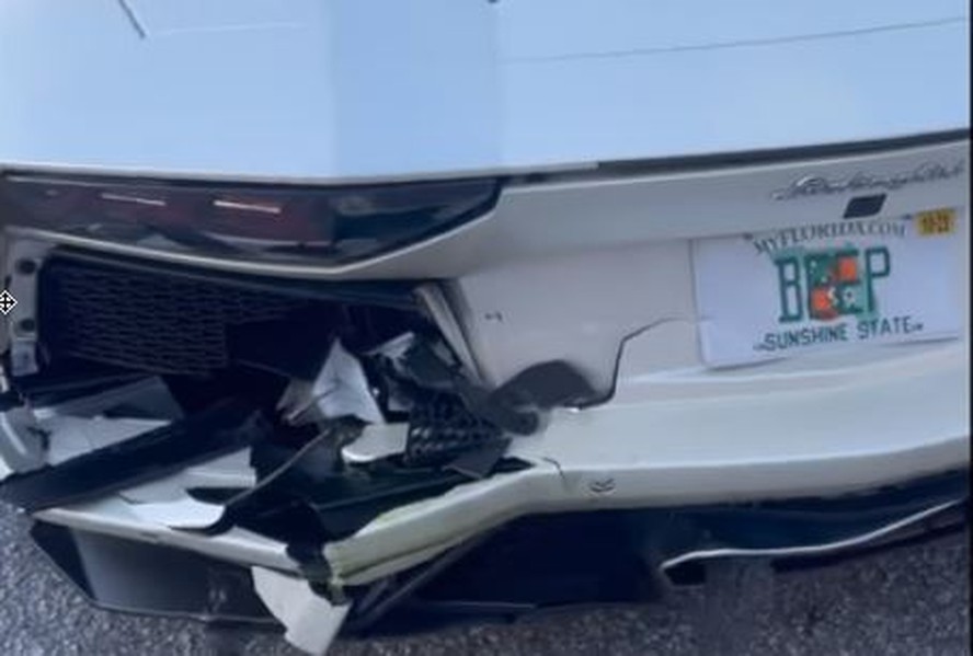Pára-choque do Aventador ficou danificado após batida traseira do Audi